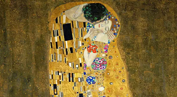 Ein Mann küsst eine Frau in einem goldenen Gewand. Die **Historismus Malerei** zeigt ein inniges Paar, umhüllt von Mustern und Ornamenten.
