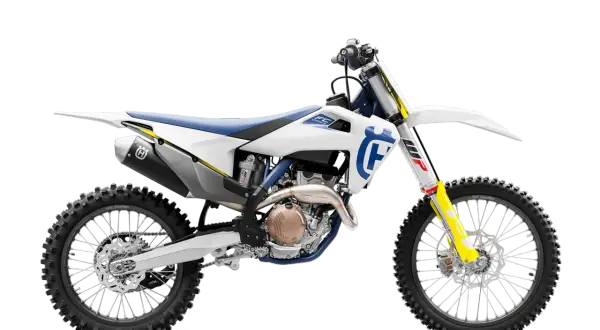 Husqvarna FC 250, z dumą prezentuje swoje możliwości. Ile koni ma ten potwór?