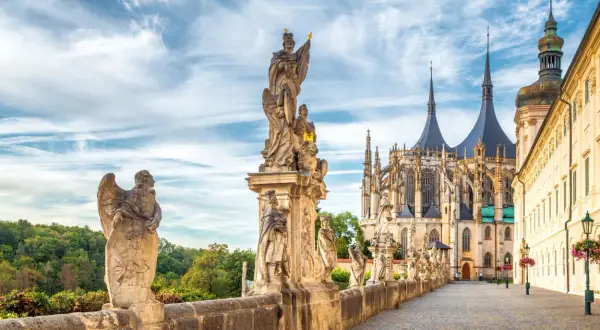 Barocke Statuen säumen den Weg zur beeindruckenden St. Barbara Kirche in Kutná Hora, ein Anblick, der Geschichte und Kunst vereint.