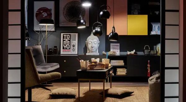 Salon w stylu eklektycznym: szara sofa, fotel, stolik z bambusową tacą, głowa Buddy, plakaty z Japonii i Azji.