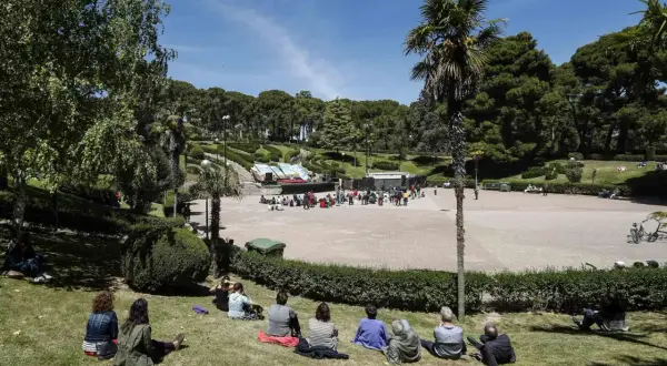 Gente disfrutando de conciertos al aire libre en el jardín de invierno de Zaragoza.