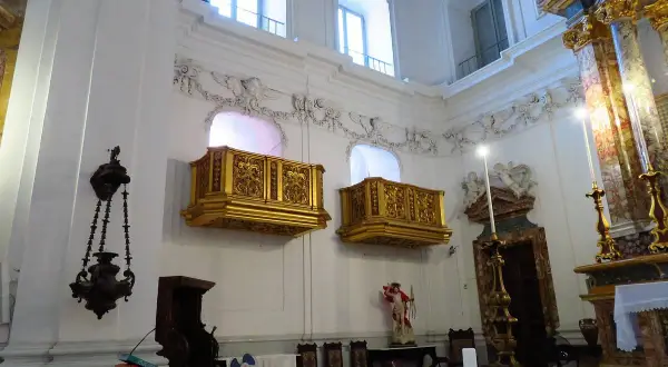 Interno della cappella reale a Portici, con due balconi dorati e decorazioni barocche.