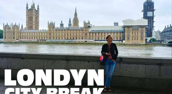 Kobieta na tle Parlamentu w Londynie. To idealny przykład, czym jest **city break co to** – krótki, intensywny wypad do miasta pełnego atrakcji.
