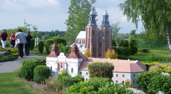 Skansen Miniatur w Pobiedziskach: Odkryj fascynującą historię i atrakcje