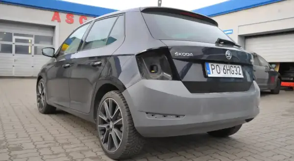 Szara Skoda Fabia z przygotowanym do malowania zderzakiem. Sprawdź malowanie zderzaka cenę i umów się na wizytę w serwisie.