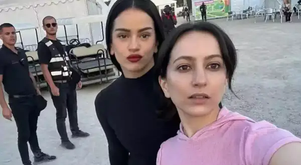 Pili y su hermana Rosalía, listas para el concierto. Detrás, seguridad y carritos de golf.