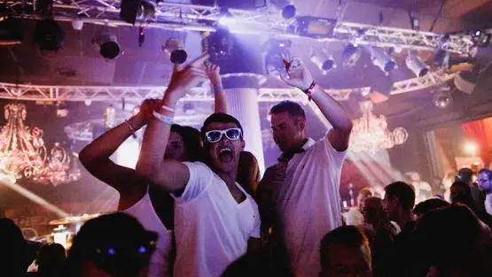 Ile kosztuje koncert After Party? Sprawdź ceny i ukryte koszty