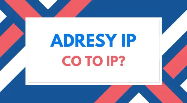 Grafika z napisem "ADRESY IP CO TO IP?". Tło tworzą ukośne pasy w kolorach niebieskim, białym i czerwonym.