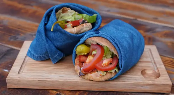 Två saftiga kebabrullar, inslagna i jeans, med färska grönsaker och en härlig sås. Ett perfekt kebab recept för en snabb lunch.