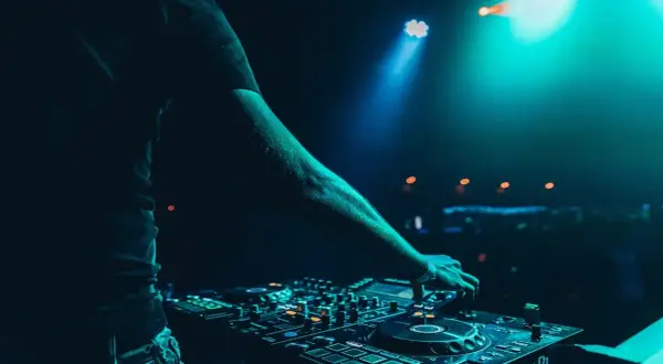 Zostań DJ-em weselnym w Polsce: Zarobki, sprzęt i sekrety sukcesu
