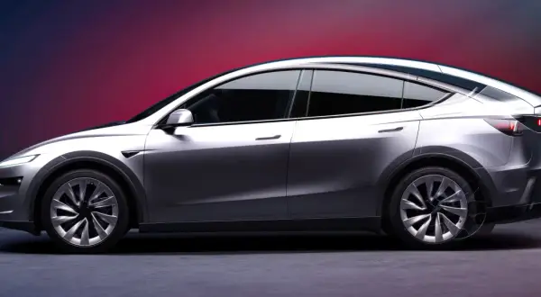 Srebrny Tesla SUV z opływowymi liniami i futurystycznym designem, prezentowany na tle gradientowego tła.
