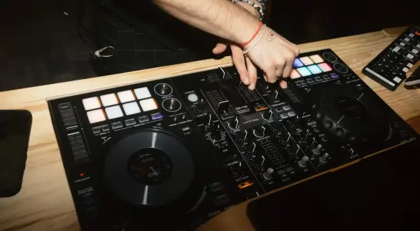 Cena DJ-a 2026: Od czego zależy i jak wybrać bez przepłacania?