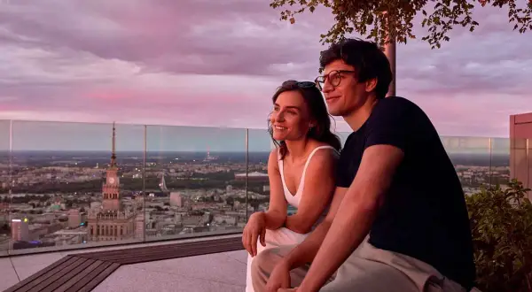 Para zakochanych podziwia zachód słońca z tarasu widokowego Varso Tower.