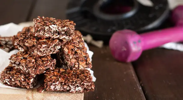 Barrette proteiche fatte in casa, perfette dopo l'allenamento. Avena, cacao e tanta energia per i tuoi muscoli.