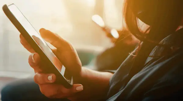 Wyłącz niebieskie światło w telefonie: Lepszy sen i ochrona wzroku
