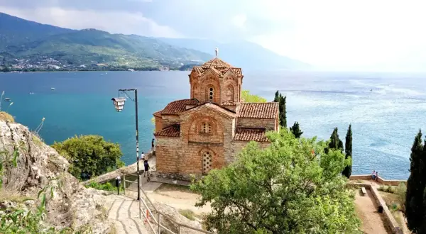 Kościół św. Jana w Kaneo, Macedonia, nad turkusowym jeziorem Ochrydzkim, przypominającym morze.