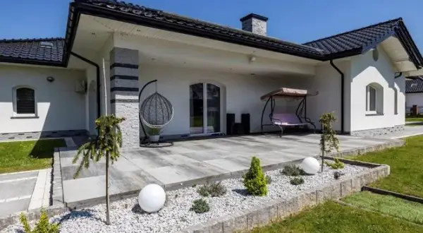 Jaki taras do szarej elewacji: najlepsze materiały i inspiracje