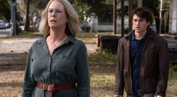 Laurie Strode i jej wnuk w finale "Halloween". Obsada filmu wygląda na zaniepokojoną.