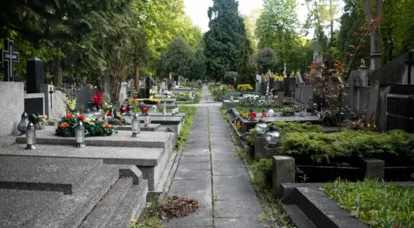 Jak ozdobić pomnik na cmentarzu, by wyrazić szacunek i pamięć