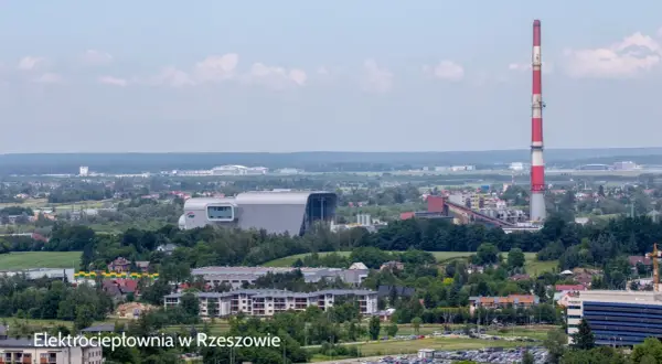 Widok na elektrociepłownię w Rzeszowie z charakterystycznym kominem.