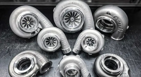 Kolekcja turbosprężarek Garrett, w tym modele z technologią twin scroll, gotowe do zwiększenia mocy silnika.