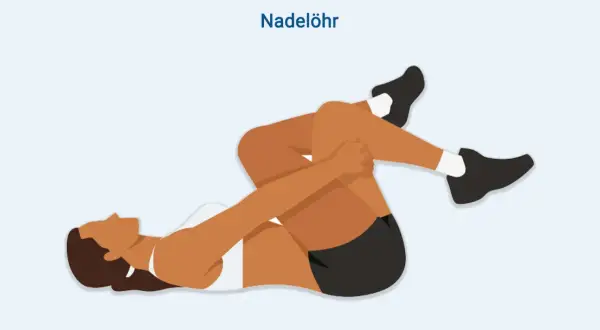 Nadelöhr-Übung: Eine Frau liegt auf dem Rücken und zieht ein Knie zur Brust. Hilft bei Ischias.