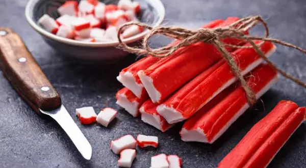 Surimi czy zdrowe? Odkryj ukryte zagrożenia i korzyści zdrowotne.