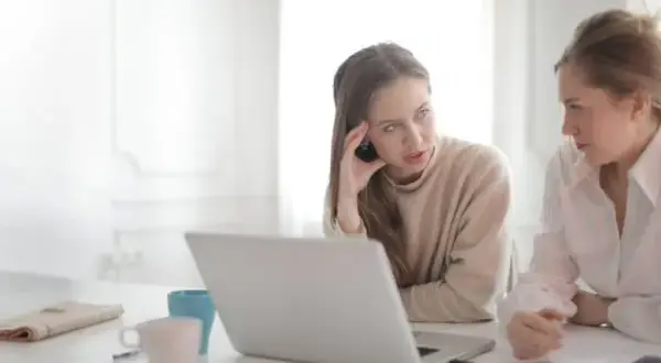 Jak napisać CV po liceum, aby wyróżnić się na rynku pracy?