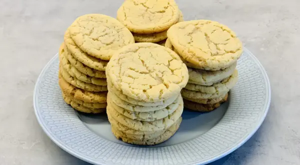 Här är ett enkelt cookies recept för dessa gyllene, spröda kakor. Perfekta att baka med familjen!