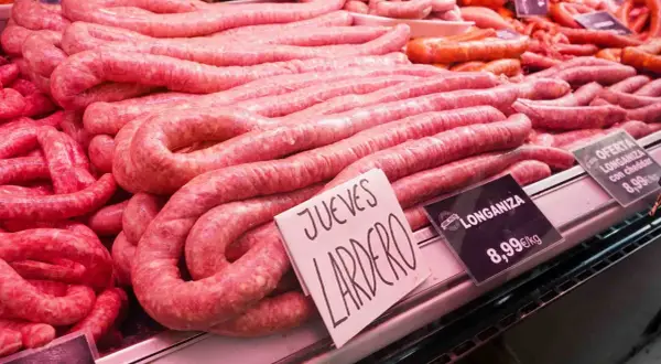Longanizas frescas listas para celebrar el Jueves Lardero en Zaragoza. ¡Un festín de sabor te espera!