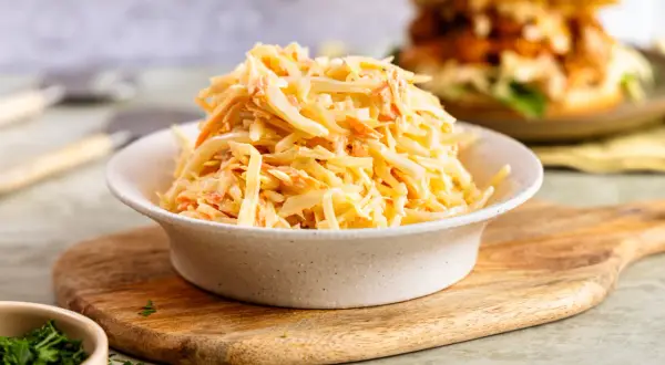 Frischer Krautsalat, perfekt für Ihr coleslaw rezept. Cremig und knackig, eine köstliche Beilage.