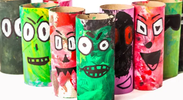 Kolorowe potworki z rolek po papierze to świetne diy dla dzieci. Każdy ma inną, zabawną buźkę!