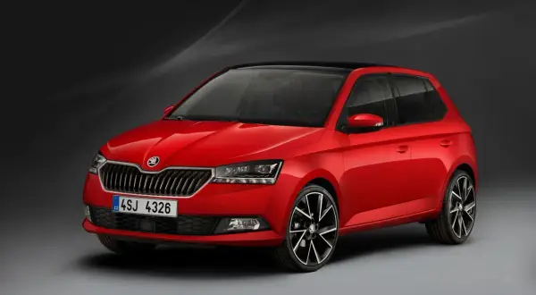Czerwona Skoda Fabia Monte Carlo z czarnym dachem i sportowymi felgami, gotowa na miejskie wyzwania.