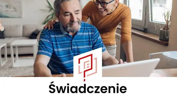 Szczęśliwa para seniorów analizuje dokumenty dotyczące zasiłku przedemerytalnego na laptopie.
