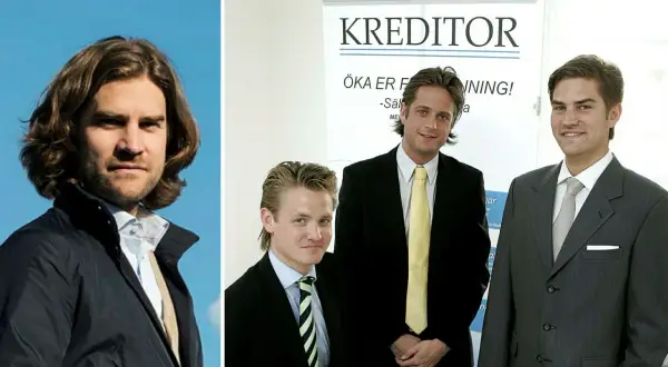 Sebastian Siemiatkowski, en av grundarna av Klarna, porträtterad med två kollegor framför en banderoll med texten "KREDITOR".