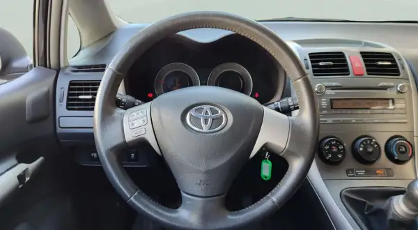 Volante y salpicadero de Toyota Auris 1.4 D4D. ¿Problemas con el aire acondicionado o la radio?