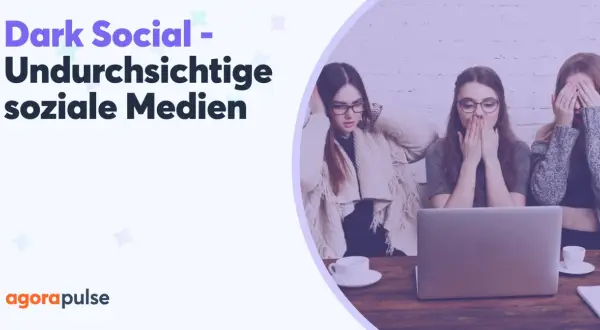 Drei Frauen reagieren schockiert auf etwas auf einem Laptop, das mit "Dark Social" und "Undurchsichtige soziale Medien" betitelt ist.