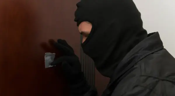 Czy Twoje mieszkanie jest oznaczone? Poznaj tajne sygnały złodziei