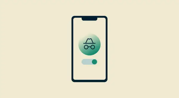 Ikona szpiega w okularach i kapeluszu na ekranie telefonu, przełącznik włączony. Tryb inkognito gotowy do działania.