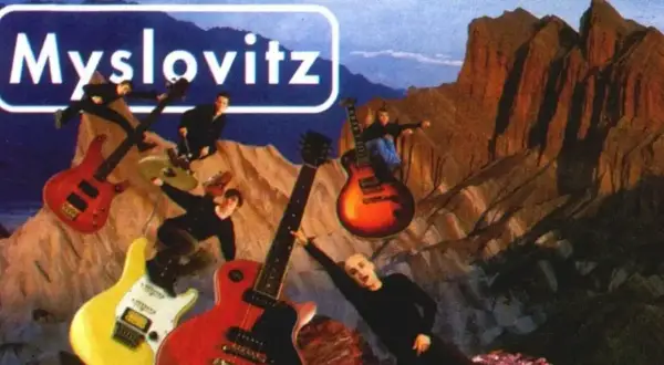 Myslovitz - miłość w czasach popkultury. Członkowie zespołu na tle gór, otoczeni gitarami, jakby w kosmicznej podróży.
