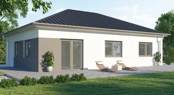 Moderner Bungalow aus Stein mit großem Garten und zwei Liegestühlen.