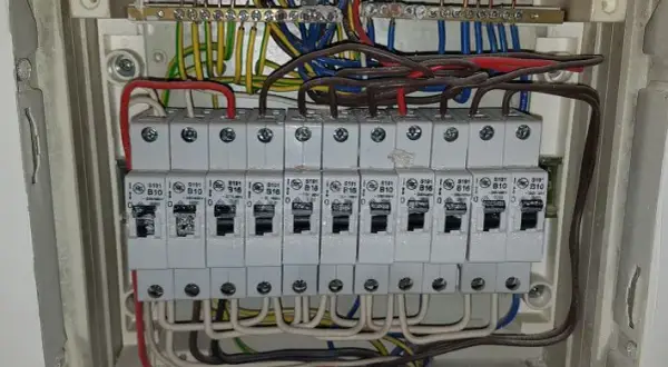 Ile kosztuje podłączenie skrzynki elektrycznej w domu? Uważaj na ukryte wydatki