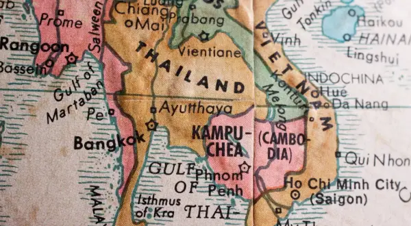 Mapa pokazuje, gdzie jest Tajlandia, obok Laosu, Kambodży i Wietnamu. Widać Bangkok i Zatokę Tajlandzką.