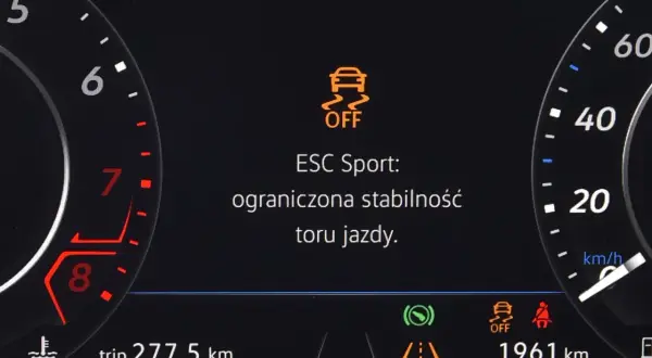 Na desce rozdzielczej świeci się pomarańczowa ikona kontroli trakcji z napisem "OFF", informując o ograniczonej stabilności toru jazdy w trybie ESC Sport.