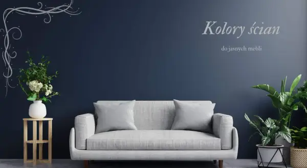 Inspiracja do mieszania farb: granatowa ściana, jasna sofa, rośliny i dekoracje.
