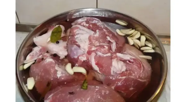 Mięso wieprzowe w zalewie z czosnkiem i przyprawami. Zastanawiasz się, ile soli na kg mięsa wieprzowego?