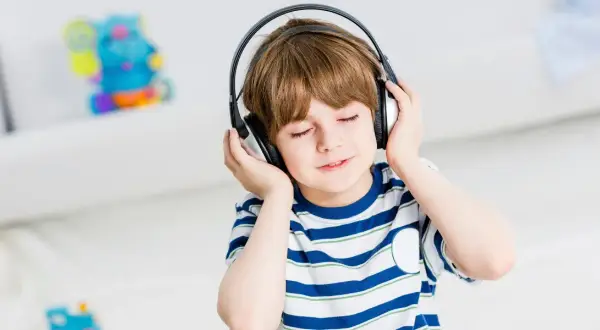 Jak muzyka wpływa na rozwój dziecka i jakie korzyści przynosi?