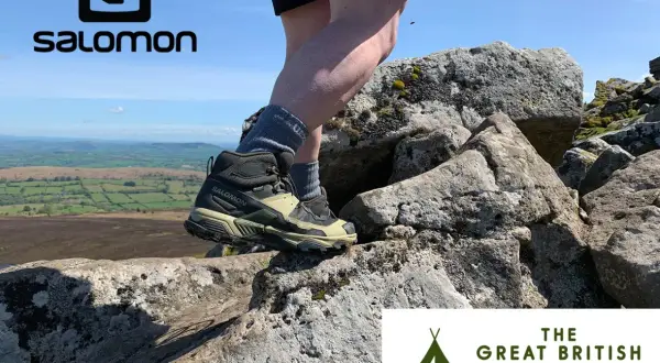 Buty Salomon X Ultra 5 Mid GTX na kamienistym szlaku, gotowe na przygodę.
