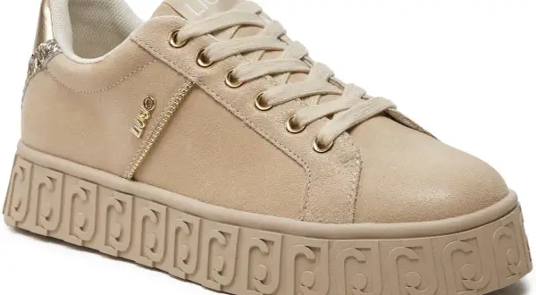 Beżowe sneakersy Liu Jo z zamszu i złotymi detalami. To włoska marka znana z modnych ubrań i dodatków.