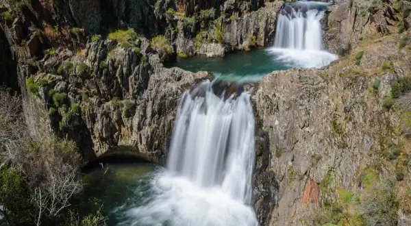 Cascadas en Guadalajara, un espectáculo natural de agua cayendo entre rocas escarpadas y vegetación.